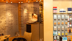 Optikergeschäft mit großer Auswahl an Brillen und Kontaktlinsen im modernen Verkaufsraum.